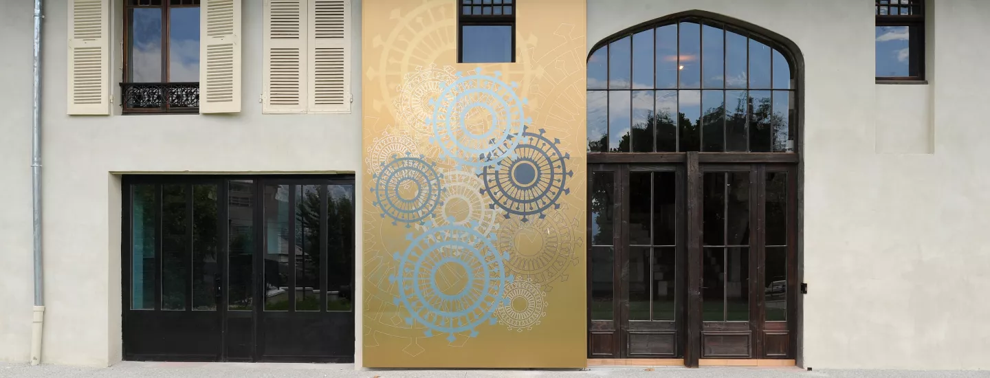 Porte vitrée monumentale du hall d'honneur et son volet doré coulissant © Maison Bergès, photo Denis Vinçon