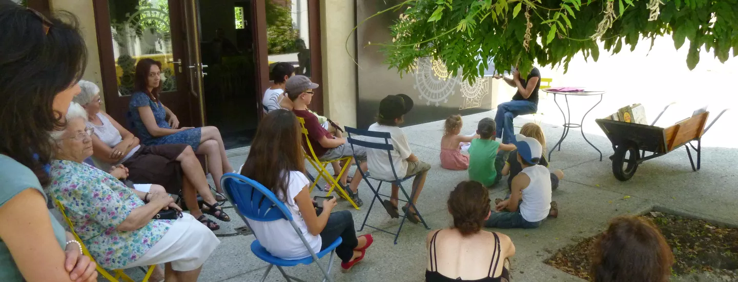 Plusieurs personnes assises ou debout écoute des lectures à haute voix © Maison Bergès, photo Frédérique Virieux
