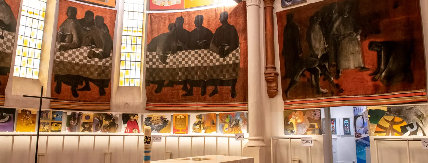 Choeur - Vue d'ensemble Vue du choeur de l'église-musée avec les trois périodes de création.
