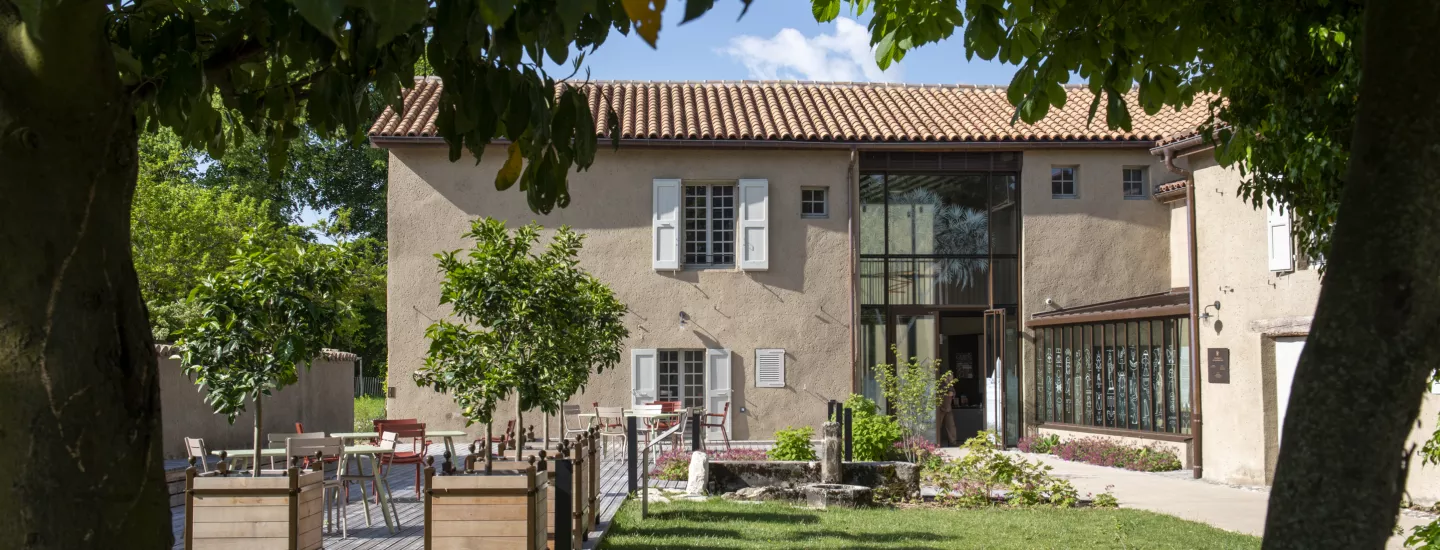 Entrée du Musée Champollion aménagée dans les dépendances © Département de l'Isère / Musée Champollion