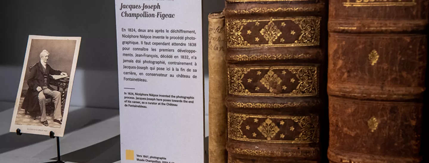 Détail de la section "Transmission et postérité" © Département de l'Isère / Musée Champollion / Jean-Sébastien Faure