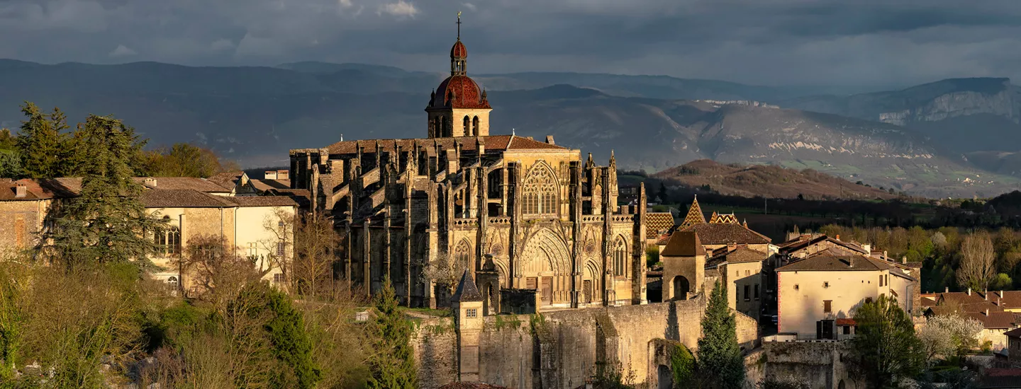Photographie du musée de Saint-Antoine-l'Abbaye et du paysage environnant