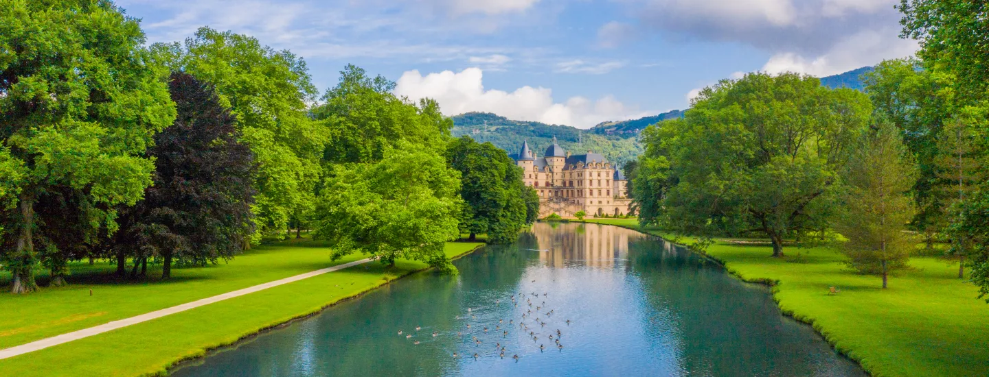 Visuel du parc du Domaine de Vizille, avec vue sur le canal et le château en fond