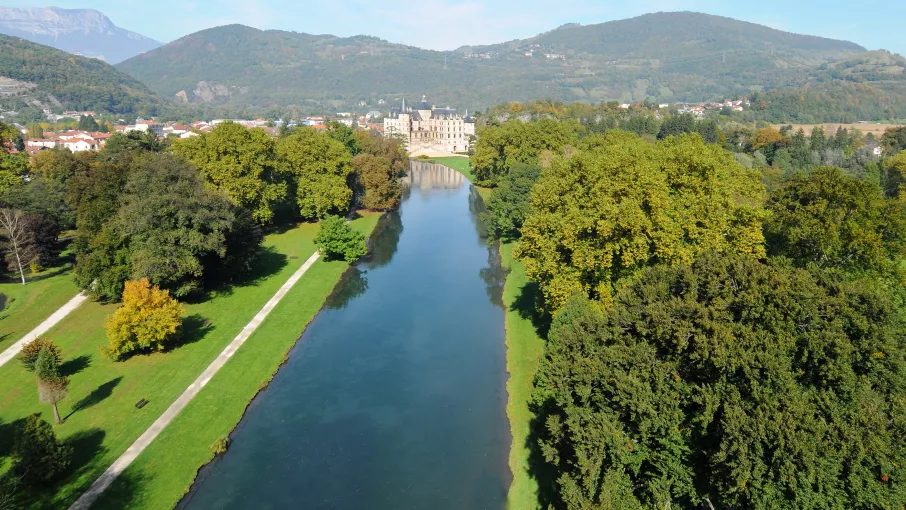 Vue en couleur du grand canal du Domaine de Vizille © Département de l'Isère/Domaine de Vizille
