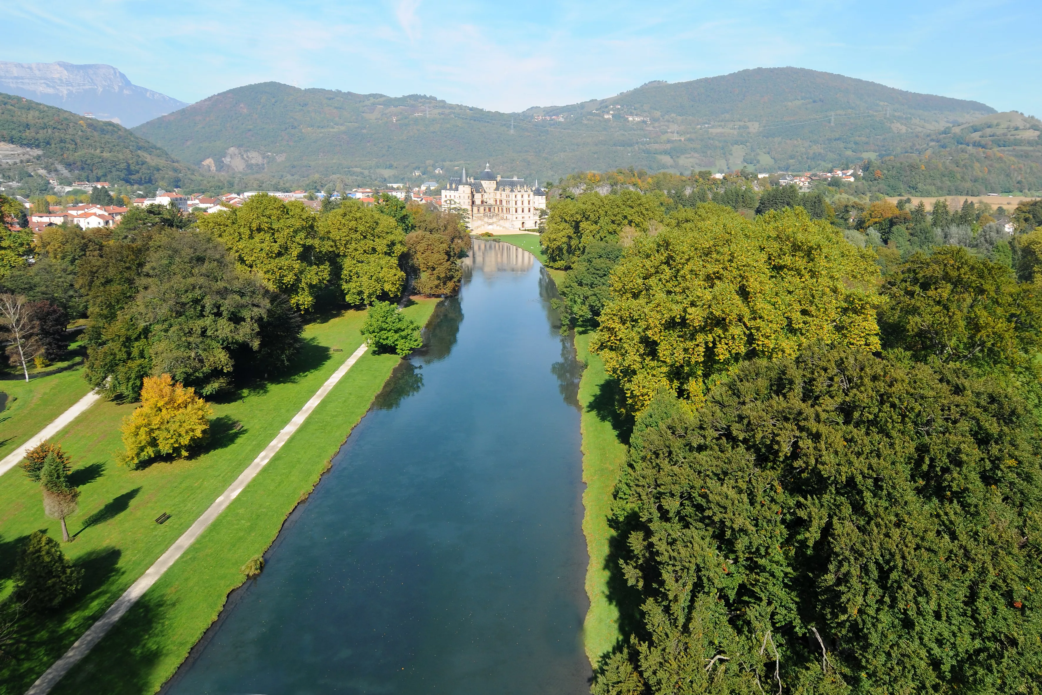 Vue en couleur du grand canal du Domaine de Vizille © Département de l'Isère/Domaine de Vizille