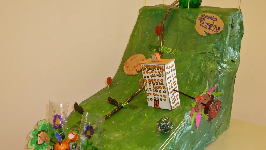 Maquette réalisée lors d'ateliers montrant le fonctionnement de l'énergie hydraulique © Maison Bergès-Musée de la Houille blanche