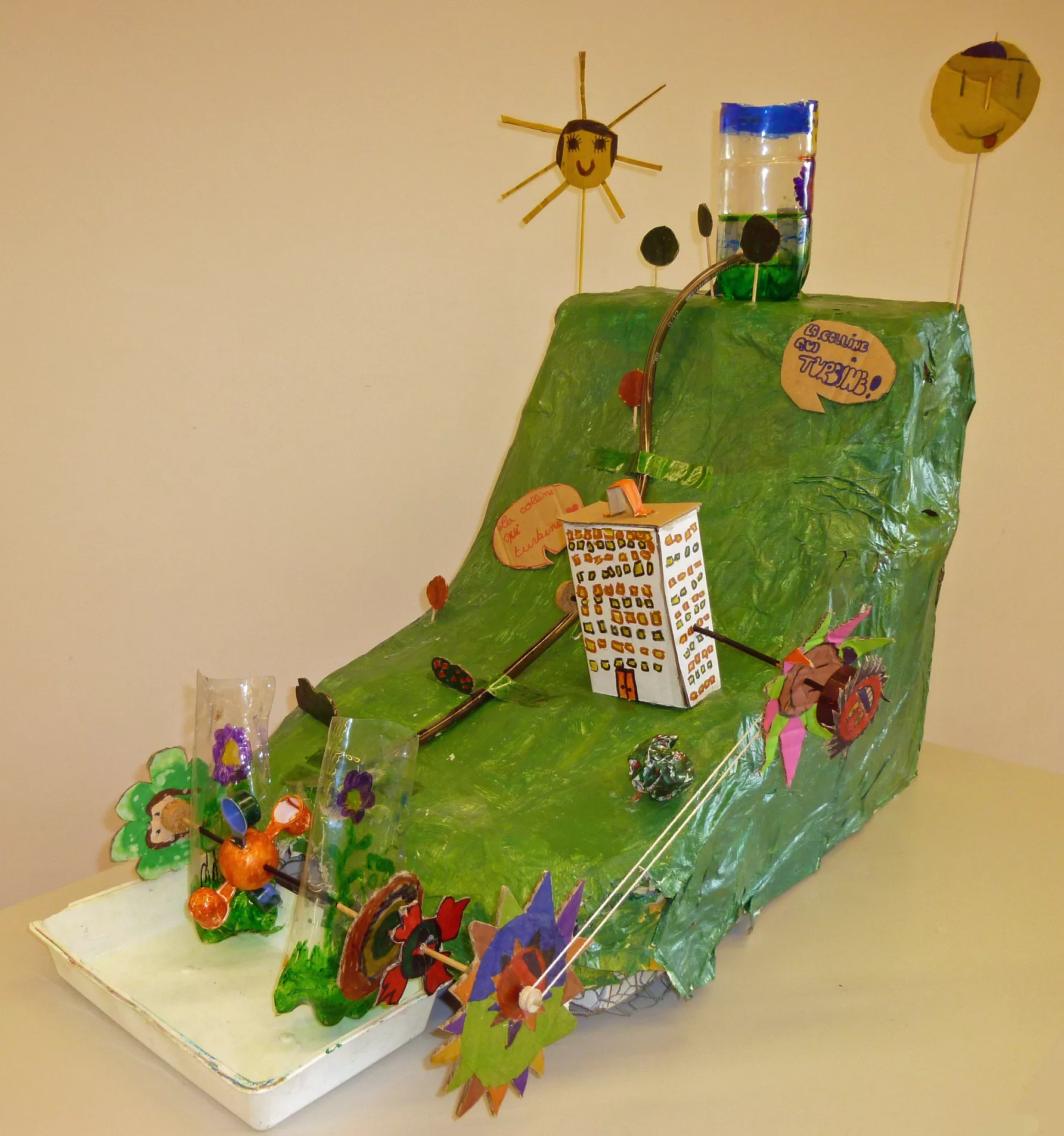 Maquette réalisée lors d'ateliers montrant le fonctionnement de l'énergie hydraulique © Maison Bergès-Musée de la Houille blanche