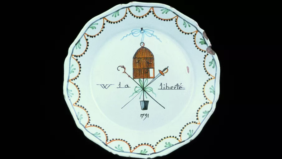 Vue en couleur d'une assiette en faences de Nevers avec symboles révolutionnaires © ¨©Coll. Musée de la Révolution française-Domaine de Vizille/Département de l'Isère