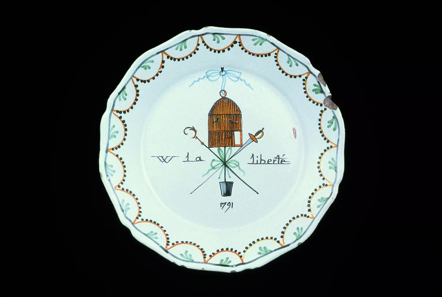 Vue en couleur d'une assiette en faences de Nevers avec symboles révolutionnaires © ¨©Coll. Musée de la Révolution française-Domaine de Vizille/Département de l'Isère