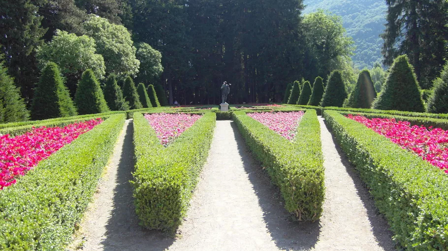 Vue en couleur de la roseraie du parc du Domaine de Vizille © ©Domaine de Vizille/Département de l'Isère