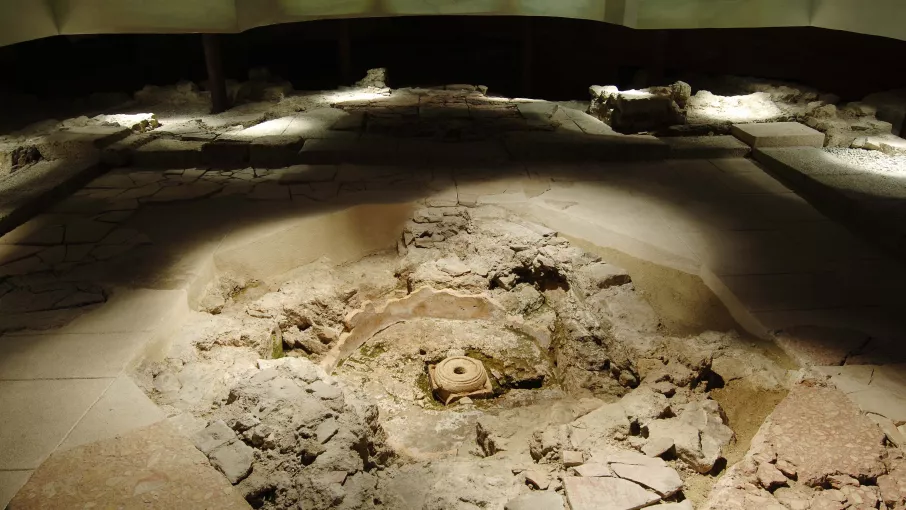 La cuve baptismale (IVe-Xe siècles) © Musée de l'Ancien Evêché - F. Crispin