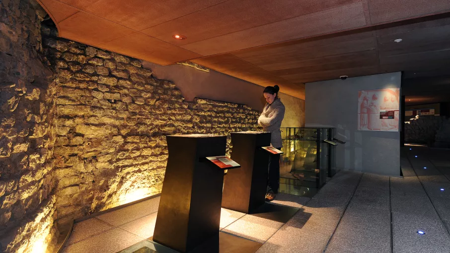 Vestiges du rempart vus extra-muros (tour et mur) © Musée de l'Ancien Evêché, Denis Vinçon