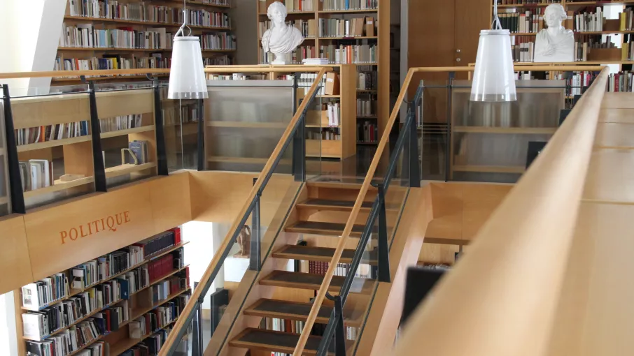 Vue ne couleurs de la mezzanine du Centre de ressources Albert Soboul © ©Domaine de Vizille/Département de l'Isère