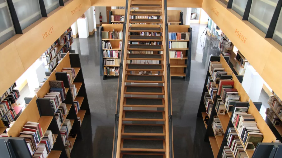 Vue de la salle de lecture et de l'escalier montant à la mezzanine du Centre de ressources Albert Soboul © Domaine de Vizille/Département de l'Isère