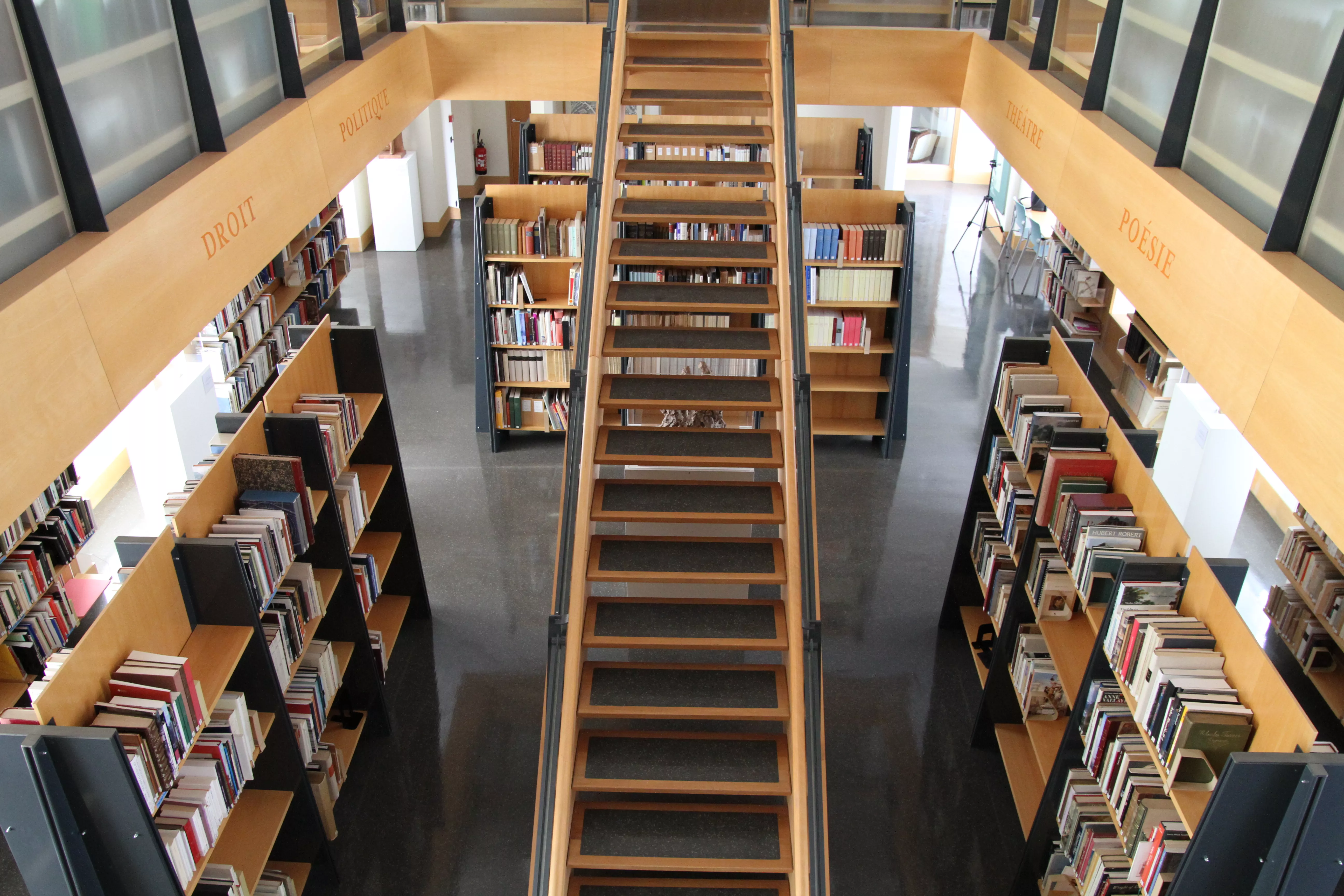 Vue de la salle de lecture et de l'escalier montant à la mezzanine du Centre de ressources Albert Soboul © Domaine de Vizille/Département de l'Isère