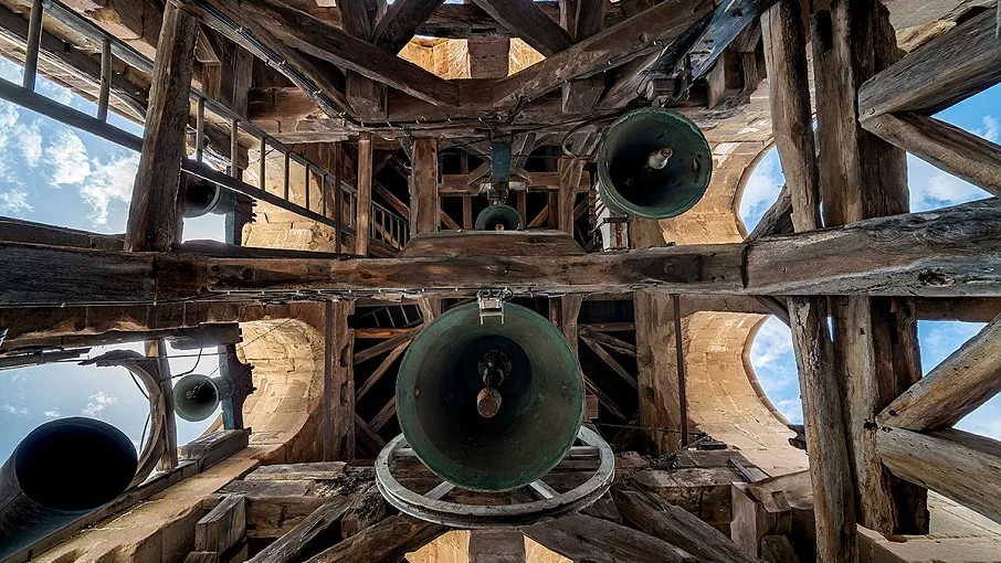 Détail du clocher, église abbatiale de Saint-Antoine-l'Abbaye © Cnossos / Musée de Saint-Antoine-l’Abbaye, 2018