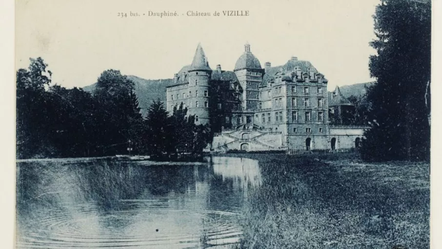 Carte postale en noir et blanc du parc et du Château de Vizille © Coll. Musée de la Révolution française-Domaine de Vizille/Département de l'Isère