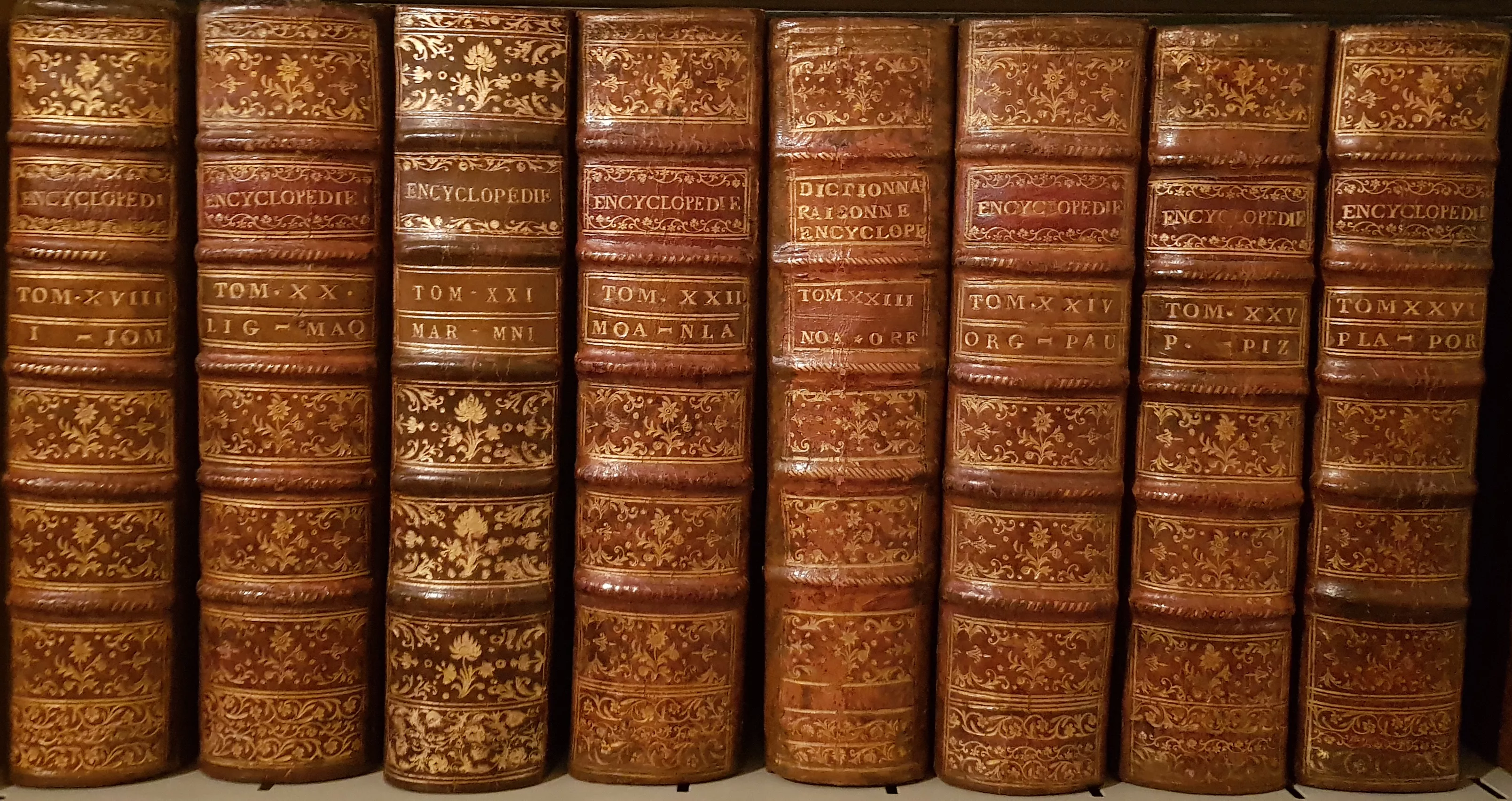 Le fonds ancien du Centre de ressources © Domaine de Vizille/Département de l'Isère Vue en couleurs de dos de livres du fonds ancien du Centre de ressources © Domaine de Vizille/Département de l'Isère