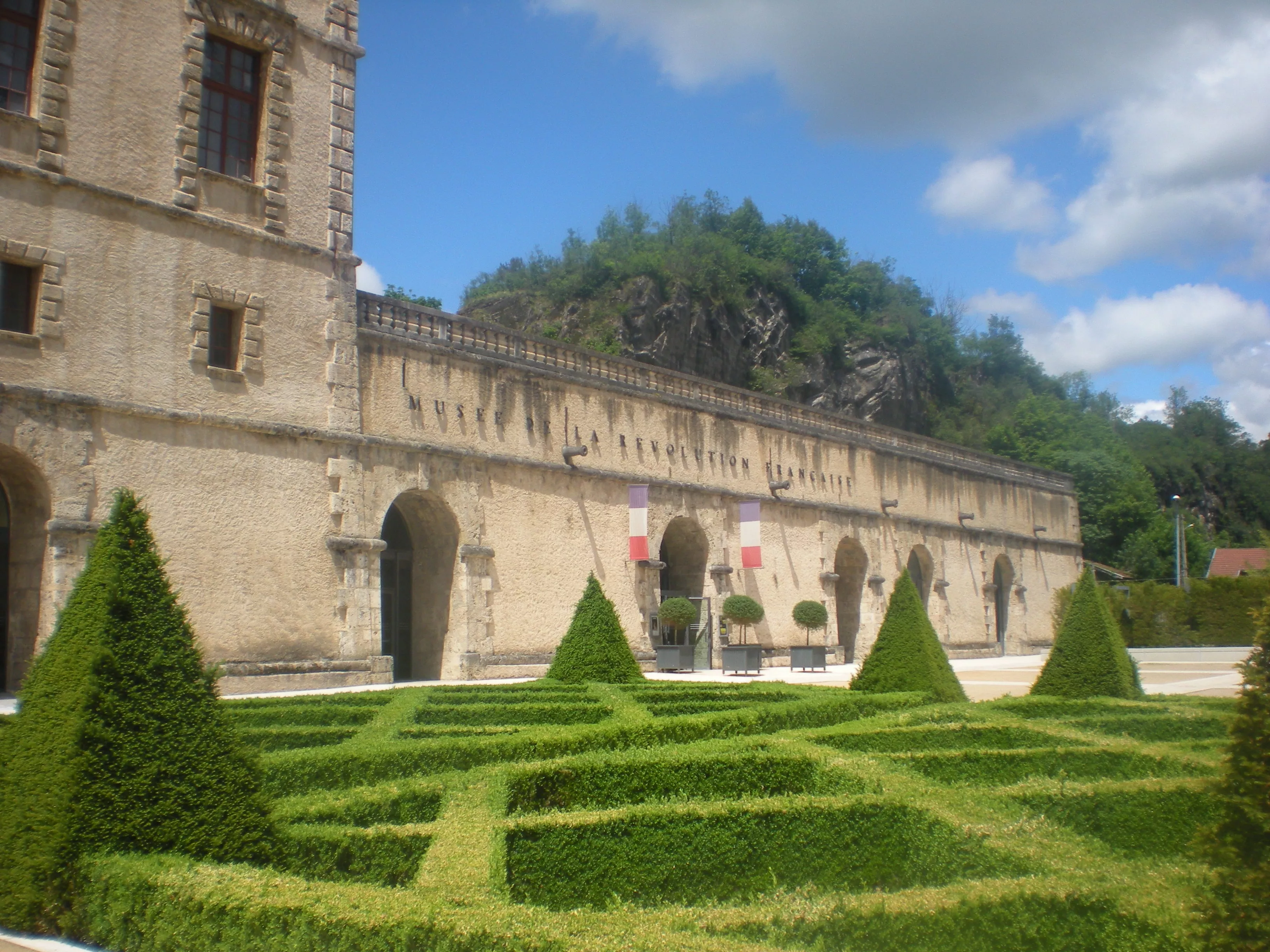 Parvis du Musée de la Révolution française © Département de l'Isère-Domaine de Vizille Vue en couleurs de la façade du Musée de la Révolution française © Département de l'Isère-Domaine de Vizille