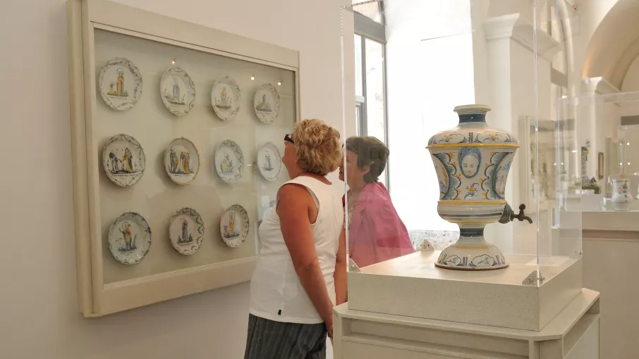 Vue en couleurs de la salle des faïences © Valérie Gaillard