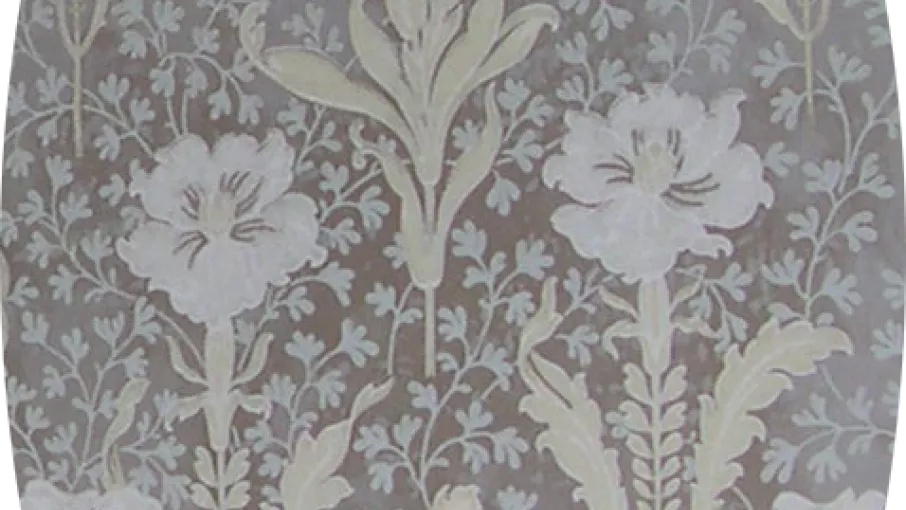 Papier peint de la "chambre" d'Aristide Bergès représentant des lys sur un fond argenté © Maison Bergès, photo Denis Vinçon