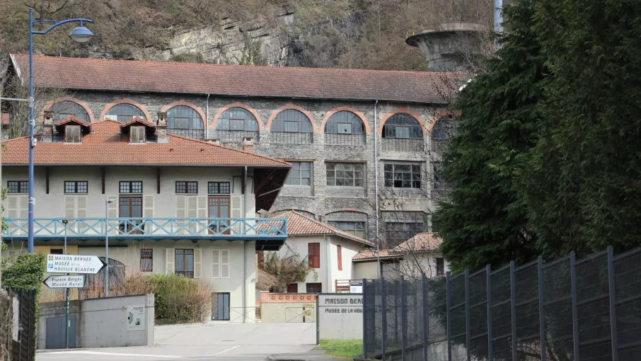 Maison Bergès à Lancey avec, à l'arrière-plan, l'ancien bâtiment du laboratoire des papeteries s'élevant sur trois niveaux © Maison Bergès, photo Frédérique Virieux