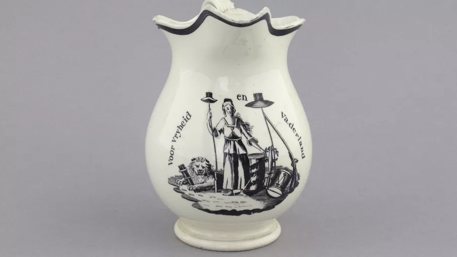 Pichet en faïence fine © Coll. Musée de la Révolution française | Domaine de Vizille