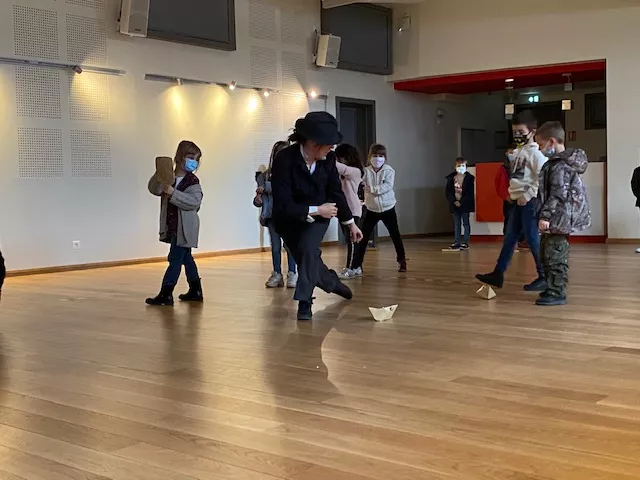 Performance de Mélusine de Maillé dans le cadre du lancement du projet Danse et de la valorisation du film le subtil  fil rouge © Musée Champollion/Département de l'Isère