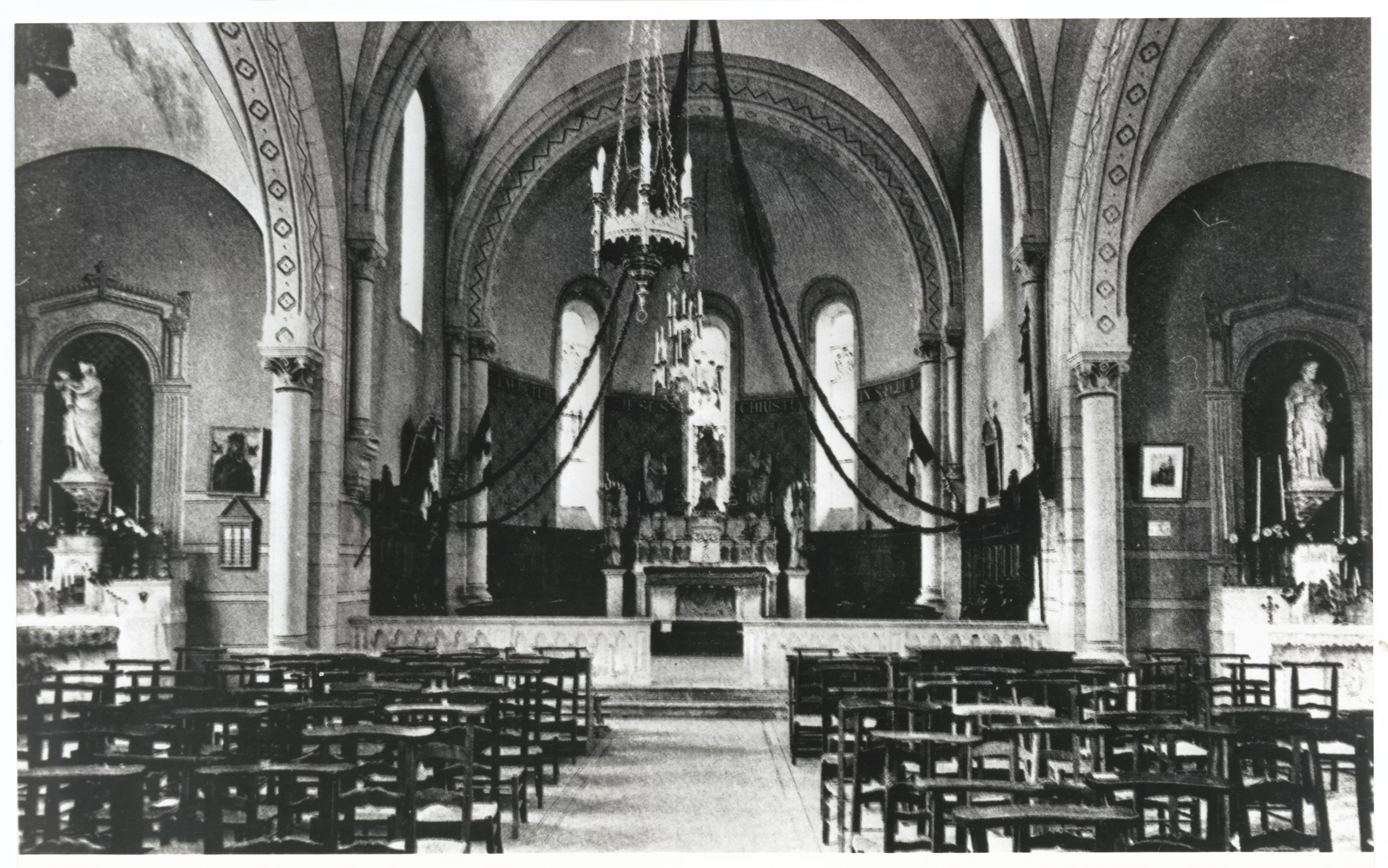 Vue intérieure de l'église au 19ème siècle avant l'arrivée d'Arcabas © Collection PIROT