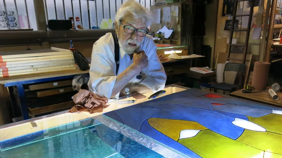 Arcabas dans l'atelier du maître-verrier Christophe BerthierArcabas dans l'atelier du maître-verrier Christophe Berthier pour la réalisation des vitraux de l'église du Sacré-Coeur à Grenoble en 2016 © Phillipe Gonnet