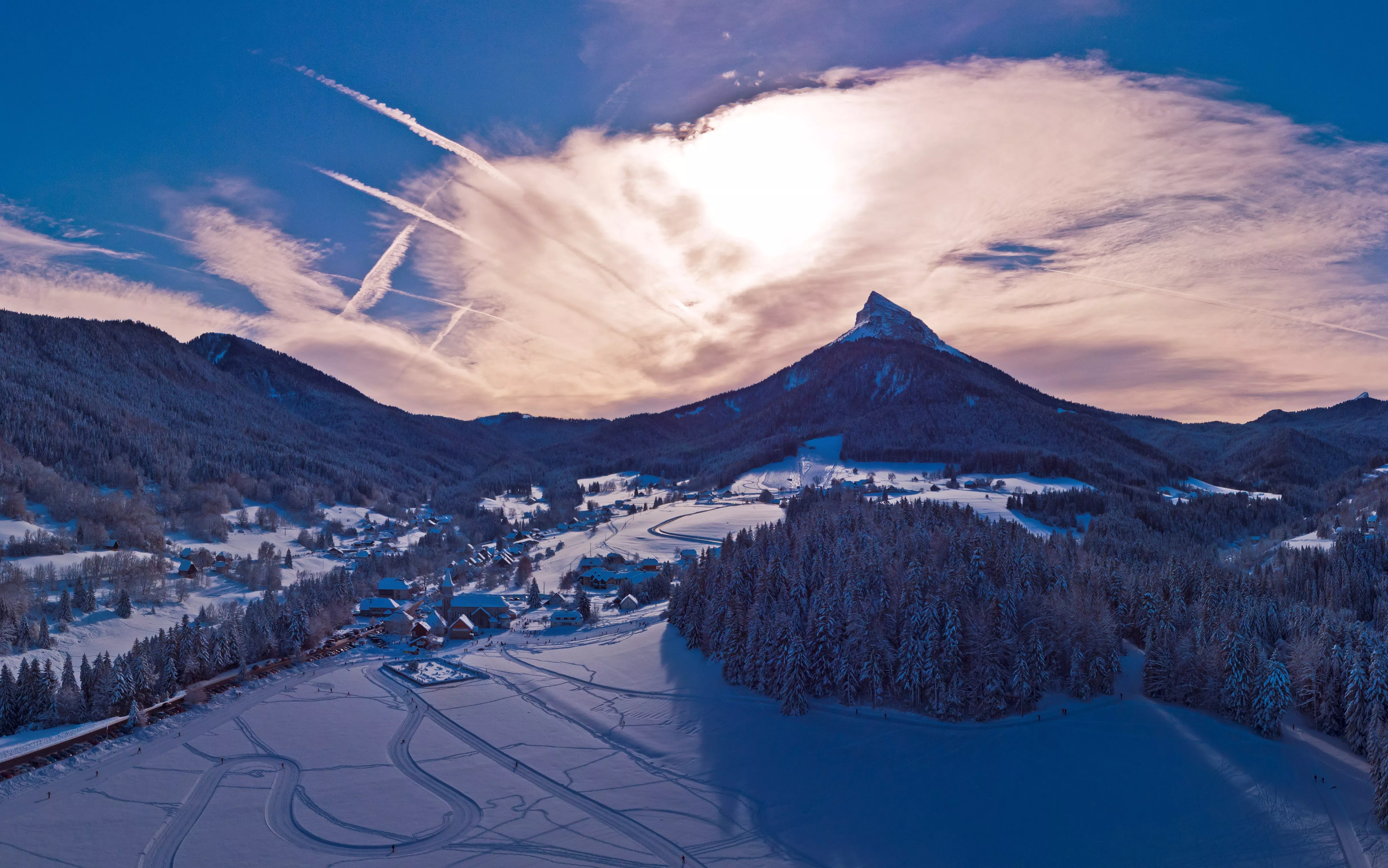 Le village de Saint-Hugues et Chamechaude sous la neige © Patrick Blanc