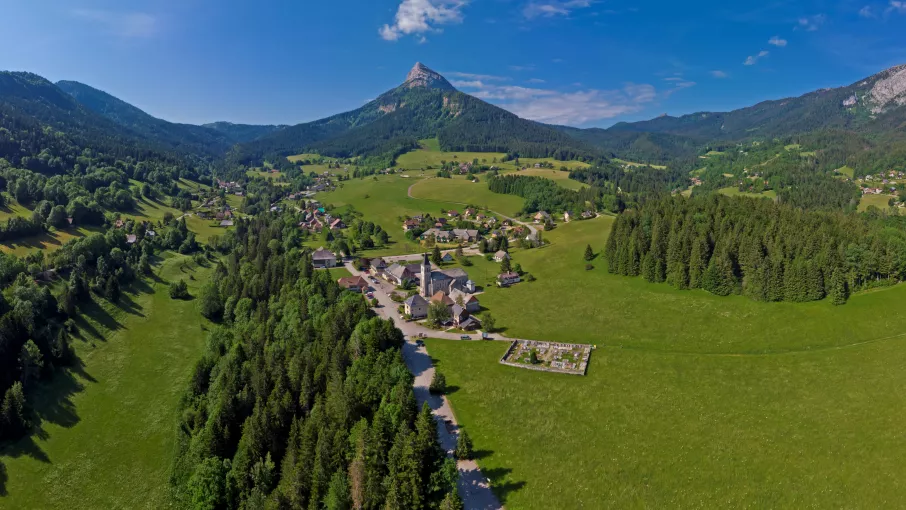 Vue extérieure avec drone sur le village de Saint-Hugues-de-Chartreuse en été © Patrick Blanc