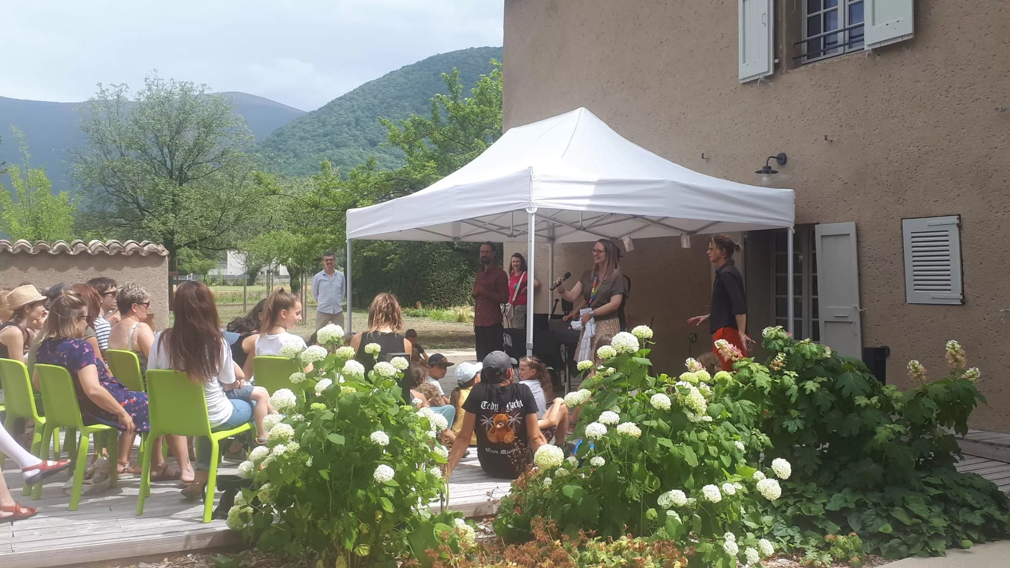 Accueil du public pour le concert d'Elie Carton de Grammont dans la cour des dépendances du Musée Champollion. © Département de l'Isère Accueil du public pour le concert d'Elie Carton de Grammont © Département de l'Isère