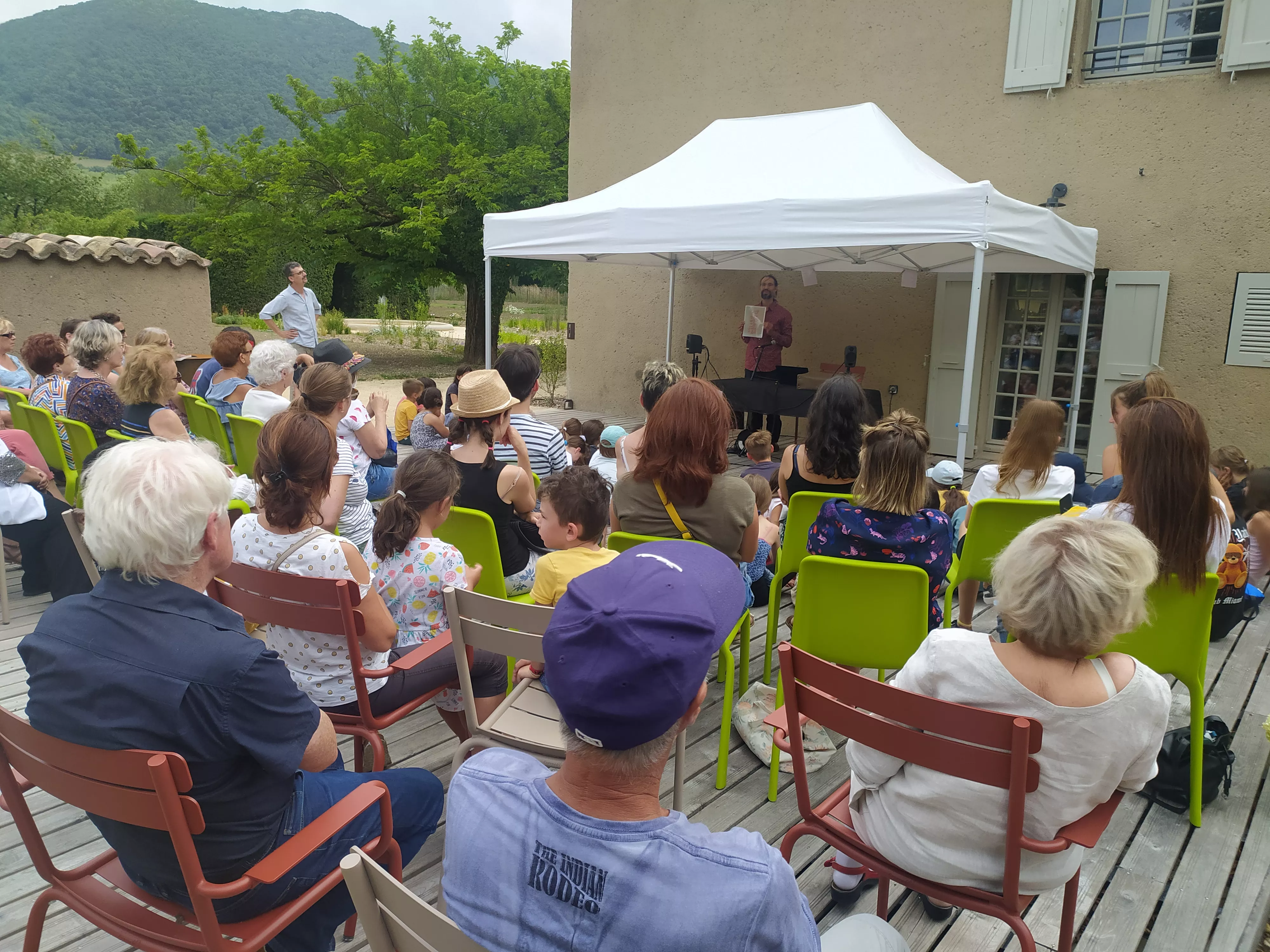 Accueil du public pour le concert d'Elie Carton de Grammont dans la cour des dépendances du Musée Champollion. © Département de l'Isère Accueil du public pour le concert d'Elie Carton de Grammont © Département de l'Isère