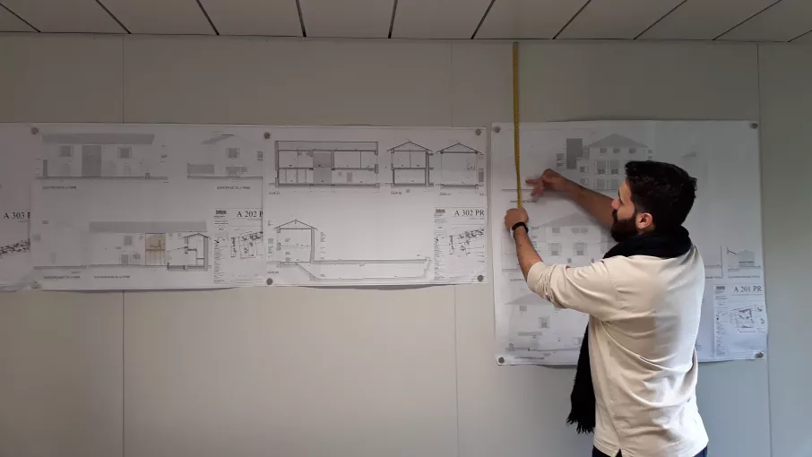 Une réunion de chantier. © Département de l'Isère / Musée Champollion