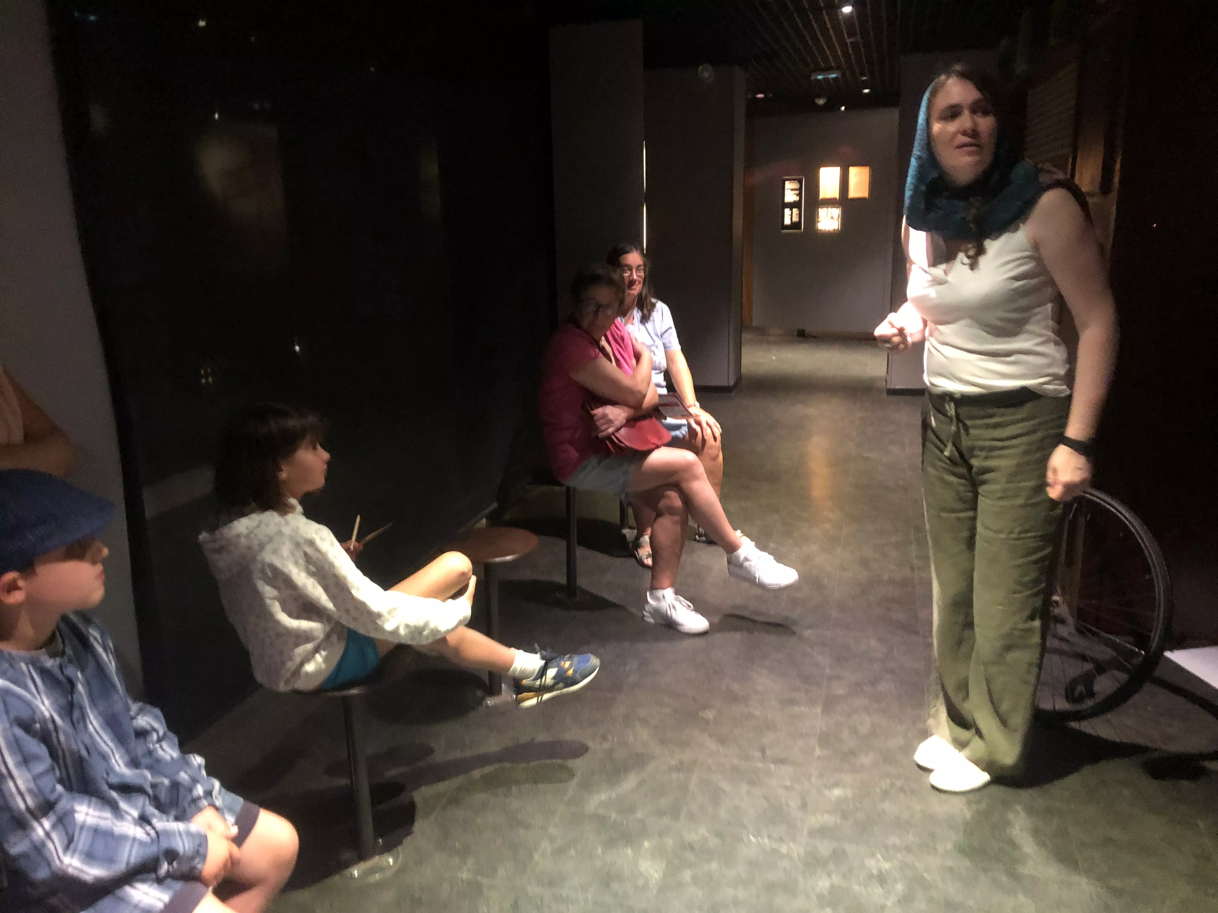 Rencontrez une mystérieuse résistante Photographie d'une visite contée au musée de la Résistance montrant une comédienne devant un public intergénérationnel