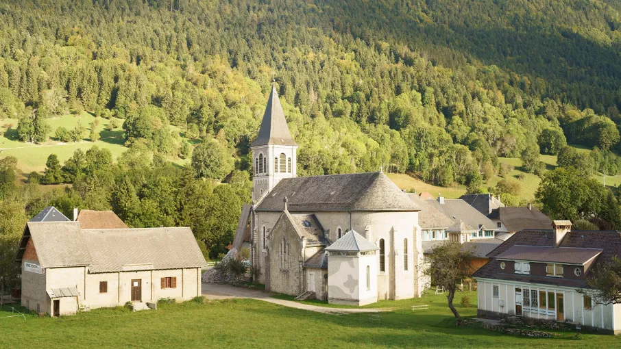 Photographie du musée Arcabas en Chartreuse et du paysage environnant © Studio Silence