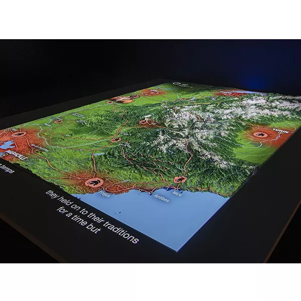 Photographie de la carte interactive montrant l'évolution du territoire alpin au musée dauphinois