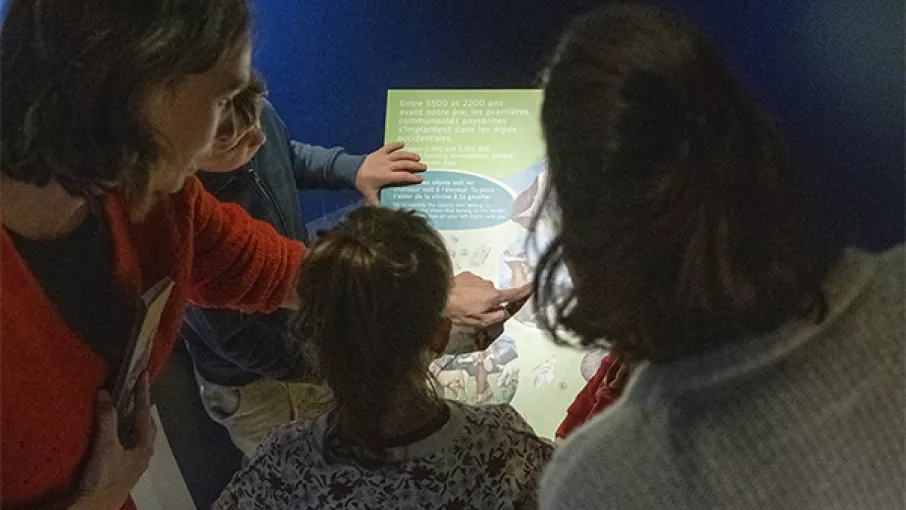 Photographie d'une famille participant à un jeu inclus dans le dispositif de l'exposition Alpins au musée dauphinois