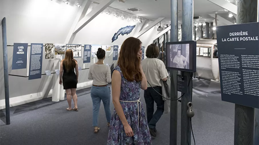 Photographie de visiteurs déambulant dans l'exposition "Le rêve blanc"