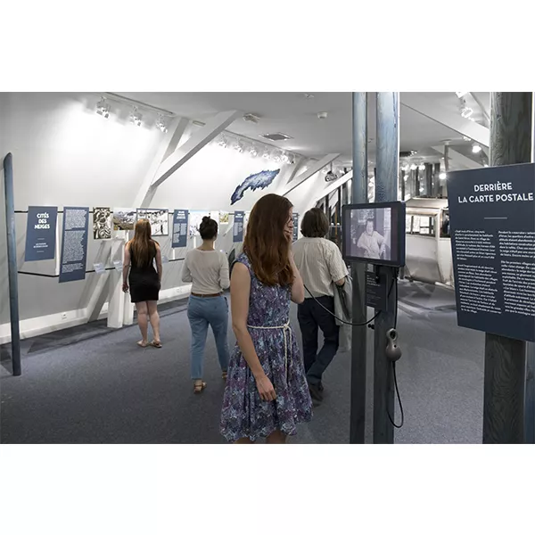 Photographie de visiteurs déambulant dans l'exposition "Le rêve blanc"