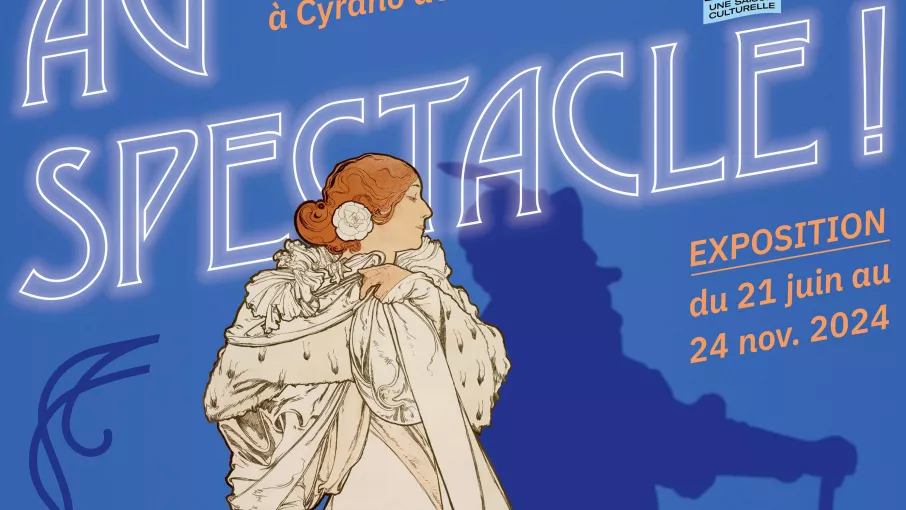 Gros plan de l'affiche de l'exposition "Au spectacle !" composée d'une illustration de Sarah Bernhardt projetant l'ombre de Cyrano de Bergerac sur fond bleu