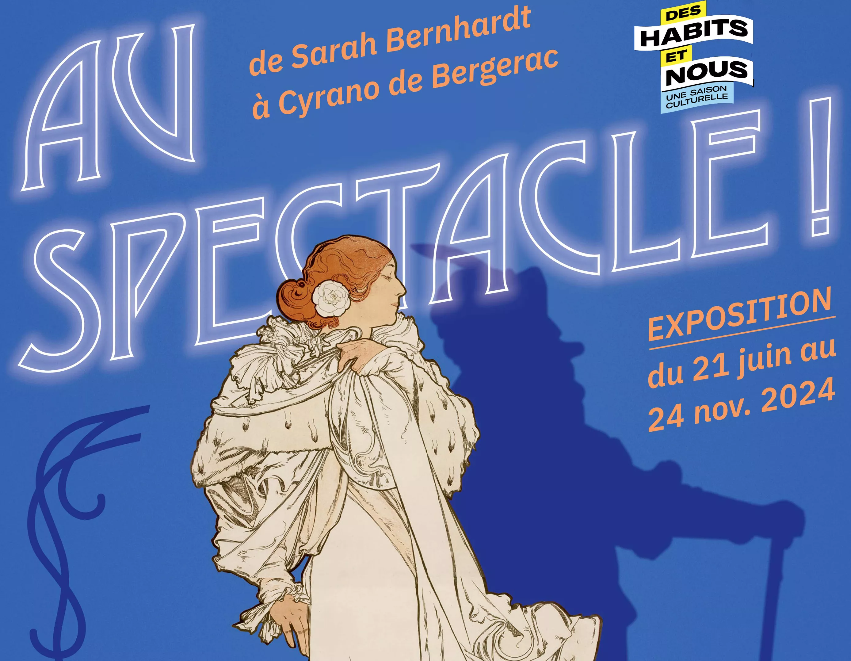 Gros plan de l'affiche de l'exposition "Au spectacle !" composée d'une illustration de Sarah Bernhardt projetant l'ombre de Cyrano de Bergerac sur fond bleu