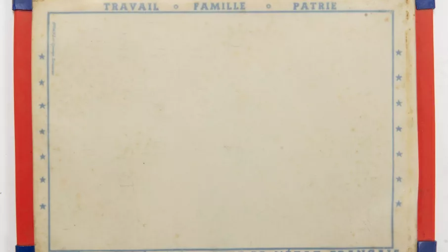 Verso de l'ardoise du maréchal avec la mention "Travail. Famille. Patrie"