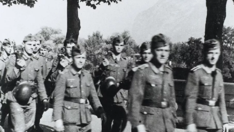 Patrouille de soldats allemands défilant quai Claude Bernard à Grenoble en 1943 ou 1944.
