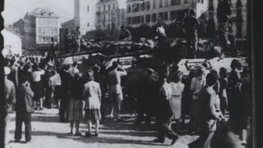 Troupes américaines entourées par la foule à Grenoble, devant la gare, à la Libération de la ville en août 1944.