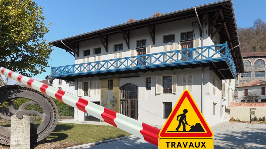 Maison Bergès précédée d'un panneau et d'un ruban de travaux